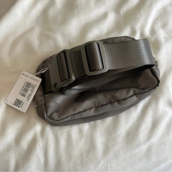 🆕 Lululemon OG Everywhere Belt Bag - Heritage Camo Max Rover White Opal - Picture 3 of 5
